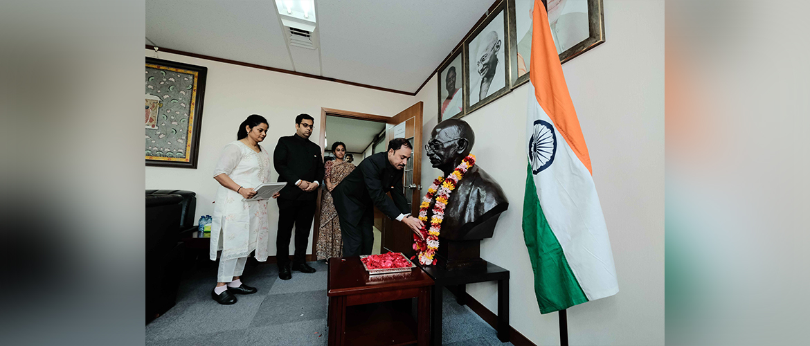 Consul General Dr. N. Nandakumar paid floral tribute to the Bust of Mahatma Gandhi on the 78th Independence Day' (15.08.2024)